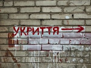 У Києві двох дітей з собачкою не пустили до укриття під час тривоги: на ситуацію відреагував освітній омбудсмен