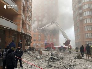 Ялинка у понівеченому дворі: в Одесі мешканці розбомбленої багатоповерхівки готуються до Нового року – фото