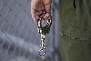 Жінку задушив, а співмешканку тримав у неволі: на Харківщині затримано зловмисника