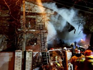 На місці вибуху в будинку у Львові рятувальники виявили загиблу жінку (фото, відео)
