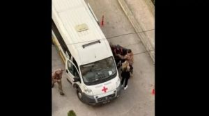 Мобілізація в Одесі: співробітники ТЦК заштовхали чоловіка до “швидкої”, його “відбивала” супутниця