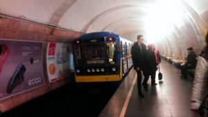 У Києві пасажирам метро, які роблять пересадки між “Либідською” і “Теремками”, повертатимуть гроші