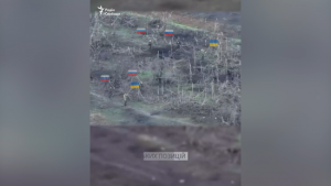 Російські окупанти використовують полонених як “живі щити”: відео ганебного “наступу”