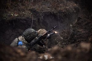 Боєць ЗСУ кидав каміння під час штурму росіян: у чому причина