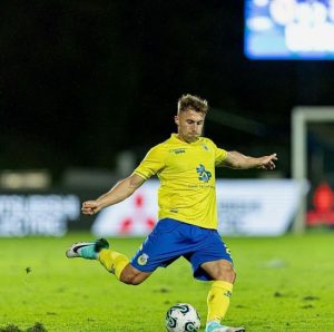 Треш у чемпіонаті Португалії: арбітр не дозволив лікарям допомогти українцю та вилучив його (відео)