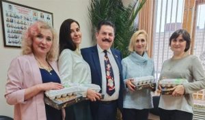 У Росії депутат перед Новим роком потішив жінок-колег яйцями: фото