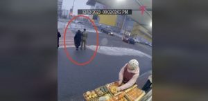 У Києві перехожі допомогли військовослужбовцеві: що не так зі щемливим відео