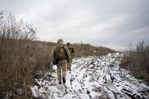 “Все нормально”: боєць продовжив інтерв’ю під час обстрілу (відео)