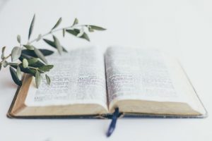 19 грудня — яке церковне свято, чому краще не пришивати ґудзики до одягу