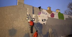 У Києві на Подолі комунальники зафарбовують графіті Соні Морозюк – екснареченої втікача Гринкевича: фото