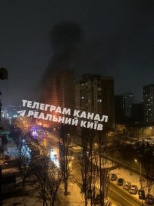 У Києві спалахнула велика пожежа біля метро: що горить (оновлено)