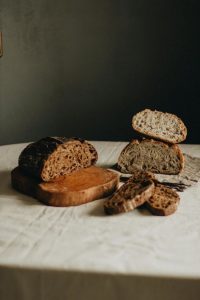 Чому хліб потрібно починати різати посередині: неочікуване пояснення — але це дійсно практично