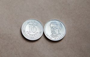 Не 50/50: вчені підкинули 350 757 монет і довели стару теорію