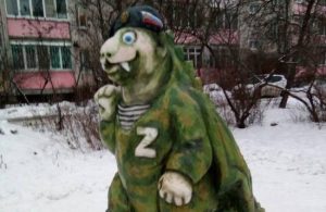 У Росії на конкурс сніговиків зліпили фігуру окупанта у вигляді “рептилоїда”: фото