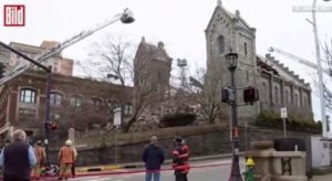 У США впала 46-метрова дзвіниця старовинної церкви (відео)