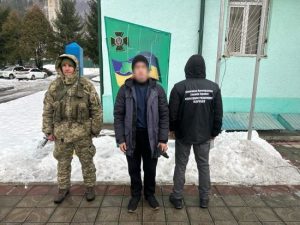 Намагався горами дістатися до Румунії: на Закарпатті затримали ухилянта