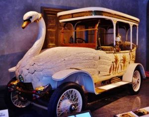 Автомобіль-лебідь: історія найбільш божевільної та ексцентричної машини (фото)