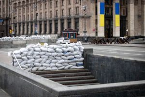 Вимагав із бізнесмена “відкат” за пільги: посадовця КМДА та його спільника викрили на хабарі