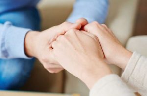 Як підтримати людину у важкій ситуації: які слова казати
