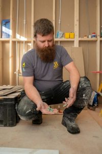 Шокований сантехнік знайшов 20 кісток під ванною: кому вони належали (фото, відео)