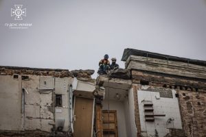 Ракетний удар по п’ятиповерхівці в Харкові: пошукові роботи завершилися