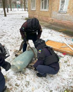 ДСНС вилучила частину ракети Х-101 після ранкової атаки (фото)