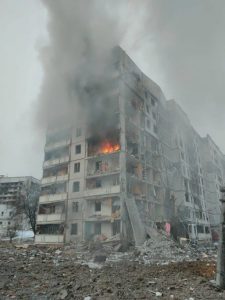 Ракетний удар по багатоповерхівці Харкова – під завалами є люди (фото)