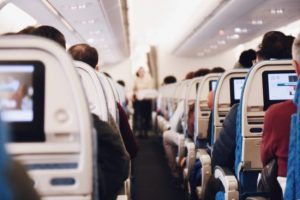 Чоловік відчинив двері літака: чому поліція його заарештувала, а пасажири назвали рятівником