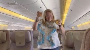 Приголомшені мама та дочка влаштували вечірку в літаку, оскільки були єдиними пасажирками (фото)