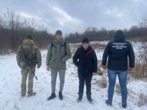Один ледь не втопився, ще один одягнув гідрокостюм: на Закарпатті зловили 12 ухилянтів (фото)
