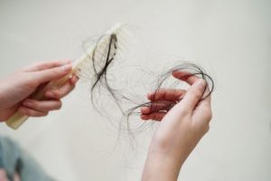 Які продукти потрібно їсти, щоб зупинити випадіння волосся