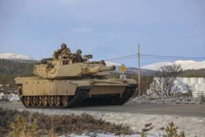Американські танки Abrams розсікають на передовій в Україні: ефектне відео