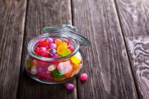 Цукерки з наркотиками: 6-річний хлопчик опинився в лікарні через солодощі, які йому купила мама