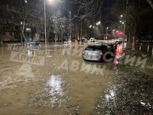 У Святошинському районі столиці стався прорив каналізації: вулицю затопило фекаліями