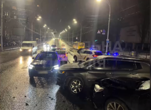 У Києві п’яна водійка скоїла три ДТП та втікала від патрульних, а поруч сидів маленький син: відео