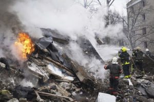 ДСНС показала кадри рятувальної операції після ранкової атаки (відео)
