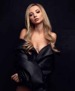 Ірина Сопонару у спідньому посвітила пишним бюстом після мамопластики