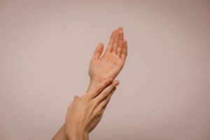 Щоб залучити гроші в своє життя: намалюйте на руці всього лише одне число