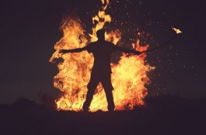 На Закарпатті бунтують роми: випустили вбивць на виборах барона (відео)