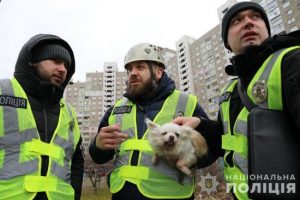 Поліцейські Києва врятували песика, якого заблокувало у зруйнованій квартирі: його вже забрали власники