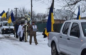 На Чернігівщині попрощалися з льотчиком, який пожертвував життям, щоб знищити колону ворога: тіло не могли повернути майже 2 роки