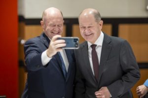 Знайдіть відмінності: Шольц опублікував фото зі своїм двійником із Сенату США