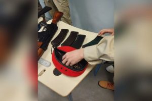 З автоматами Калашникова та у радянській формі: в Маріуполі окупанти готують дітей до війни (фото)