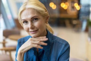 7 речей, які обов’язково треба мати жінкам за 50: цей одяг робить образ дорогим і досконалим