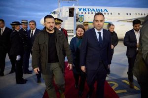 Зеленський прибув до Франції та анонсував підписання важливої угоди: що відомо