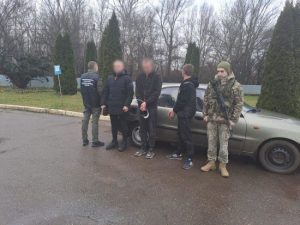 До Угорщини – на гумовому матраці: прикордонники затримали двох закарпатських “розвідників” (фото, відео)