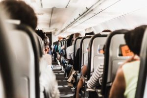 Під час польоту пасажир помітив, що крило літака склеєне скотчем: чому це нормально (фото)