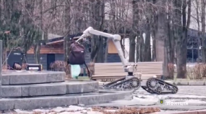 У Харкові в парку знайшли підозрілий рюкзак: його перевірили дистанційно (відео)