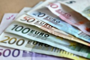 Кабмін просить НБУ дозволити продаж валюти українським компаніям для розрахунків із західними кредиторами