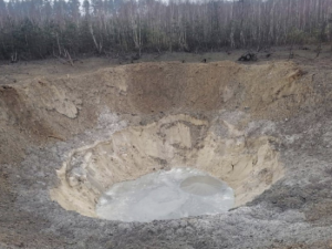 Під Києвом утворилася величезна вирва: російська ракета знищила частину лісу (фото, відео)